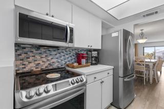 304 - Beachy 2/2 ocean view sleeps 6 - 2