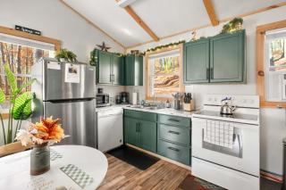 Cozy Cabin w Lake, Hot Tub, Huge Deck & Fire Pit - Lost City - 7