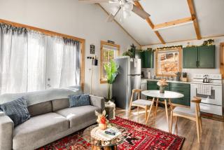 Cozy Cabin w Lake, Hot Tub, Huge Deck & Fire Pit - Lost City - 8