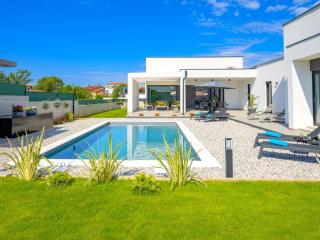 Seafront Splendor - High-End Villa Retreat in Durrës - Durazzo - 0