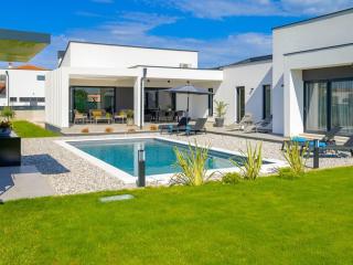 Seafront Splendor - High-End Villa Retreat in Durrës - Durazzo - 2