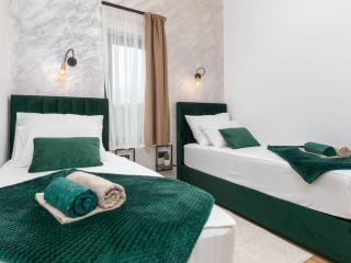 Seafront Splendor - High-End Villa Retreat in Durrës - Durazzo - 1