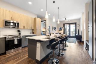 Modern Comfort North Austin with Balcony and Workspace - Austin - 9