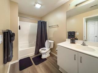 Stylish 2BR Apartment near Disneyland with Pool, Hot Tub and Gym - Anaheim - 4