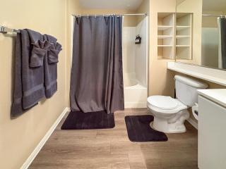 Stylish 2BR Apartment near Disneyland with Pool, Hot Tub and Gym - Anaheim - 8