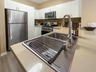 Stylish 2BR Apartment near Disneyland with Pool, Hot Tub and Gym - Anaheim - 2