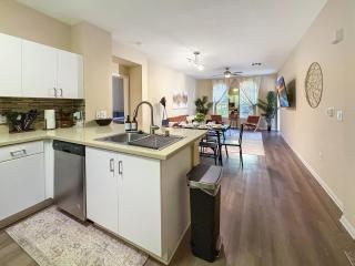 Stylish 2BR Apartment near Disneyland with Pool, Hot Tub and Gym - Anaheim - 7
