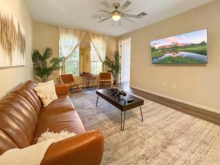 Stylish 2BR Apartment near Disneyland with Pool, Hot Tub and Gym - Anaheim - 0