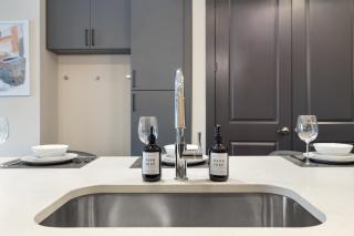 Modern Comfort North Austin with Balcony and Workspace - Austin - 2