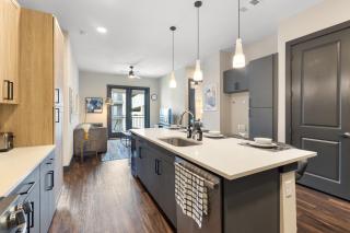 Modern Comfort North Austin with Balcony and Workspace - Austin - 8