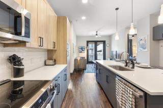 Modern Comfort North Austin with Balcony and Workspace - Austin - 5