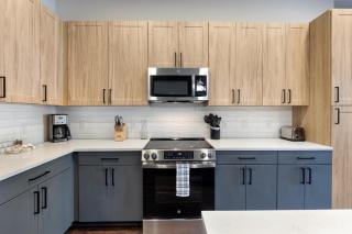 Modern Comfort North Austin with Balcony and Workspace - Austin - 6
