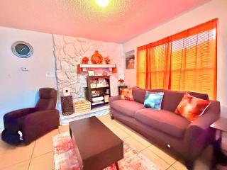 Fun-Filled 3 bedroom Retreat Near Six Flags & Stadiums - Arlington - 2