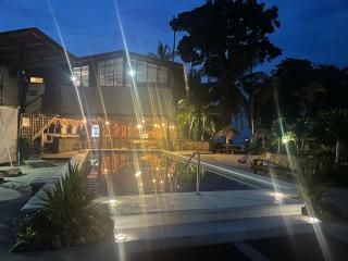Black Beach Hostel - 0