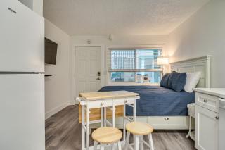 Bright Gulf Coast Escape - 8 Mi to Johns Pass! - 5