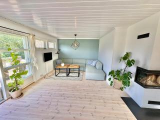 Big, family-friendly summer house with sea view - Lii - 0