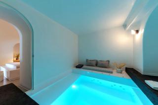 Luxury Grand Santorini Villa 3 Bedrooms Unforgettable Caldera Sea Views Outdoor Hot Tub Fira - Fira - 9