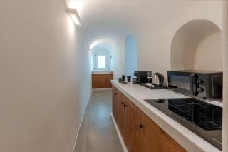 Luxury Grand Santorini Villa 3 Bedrooms Unforgettable Caldera Sea Views Outdoor Hot Tub Fira - Fira - 7