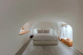 Luxury Grand Santorini Villa 3 Bedrooms Unforgettable Caldera Sea Views Outdoor Hot Tub Fira - Fira - 6