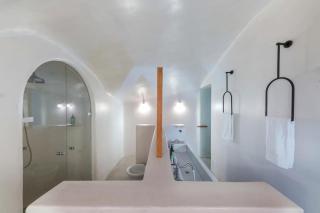 Luxury Grand Santorini Villa 3 Bedrooms Unforgettable Caldera Sea Views Outdoor Hot Tub Fira - Fira - 3