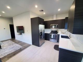 1Bed 1Full Bath, Full Kitchen, Queen Sofa Bed, Queen Bed, Parking, EV - Northridge - 7