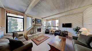 Spacious Condo Great For Friends And Families! - 0