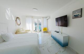 Water Side Studio King Bed With Pool - San Juan - 0