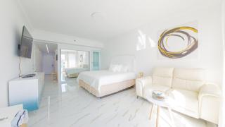 Water Side Studio King Bed With Pool - San Juan - 7