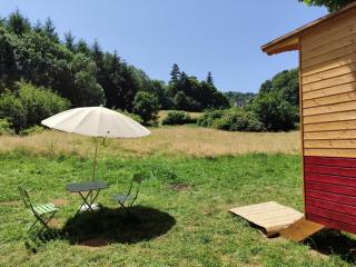 Roulotte au pied des volcans, cuisine et sdb de plein air - Orcines - 2