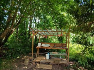 Roulotte au pied des volcans, cuisine et sdb de plein air - 1