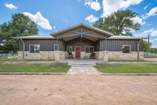 3BR Oasis-Pool-Pickleball-Dog Friendly - Fredericksburg - 6