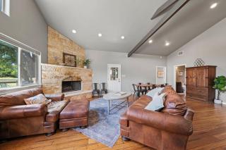 3BR Oasis-Pool-Pickleball-Dog Friendly - Fredericksburg - 3