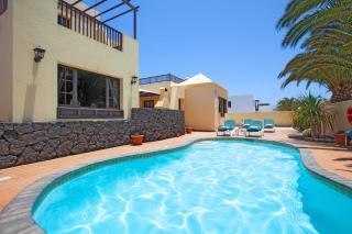 Delightful Costa Teguise Villa 4 Bedrooms Large Private Pool Villa Ellen Lanzarote - Costa Teguise - 0