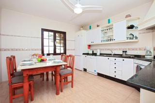 Delightful Costa Teguise Villa 4 Bedrooms Large Private Pool Villa Ellen - 2