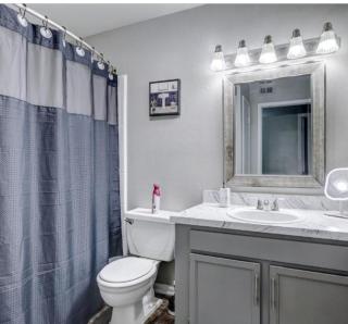 Modern 2BR Apt in the Galleria, Near Shops and Free Parking - Houston - 3