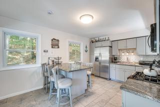 Wallenpaupack Lake Estates Luxe and Spacious Home - Lake Ariel - 3