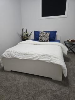 Cozy Airport Retreat 2BR Suite Near Shops Parks - Calgary - 2