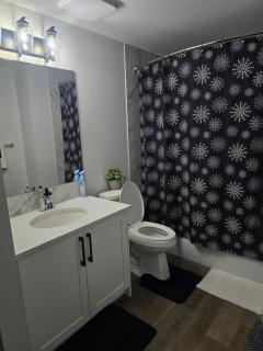 Cozy Airport Retreat 2BR Suite Near Shops Parks - Calgary - 4