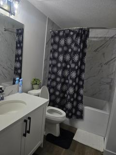 Cozy Airport Retreat 2BR Suite Near Shops Parks - Calgary - 5