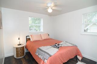 The Sunset Cove - Hot Tub & Waterfront Peace - 3