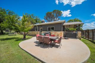 2BR Retreat-Pickleball-Hot Tub-Dog Friendly - 8