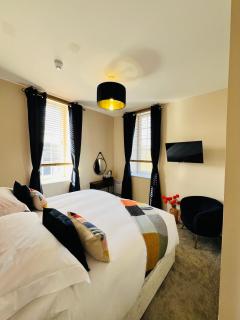 The courtyard bar, kitchen, rooms - Moffat - 9