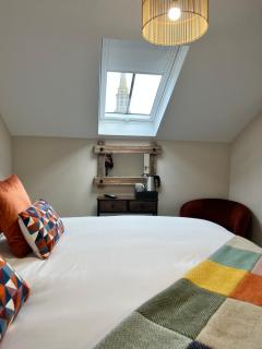 The courtyard bar, kitchen, rooms - Moffat - 4