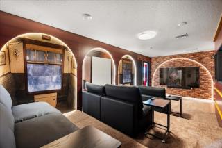 8 Bedrooms 6 Bathrooms Windsor Cay 15803Cc - 3
