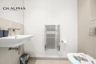 Contractor-Friendly 5-Bed Apartment 7 Mins to Reading Centre - Parking & Wi-Fi - Earley - 4