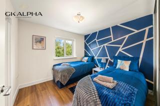 Contractor-Friendly 5-Bed Apartment 7 Mins to Reading Centre - Parking & Wi-Fi - Earley - 0