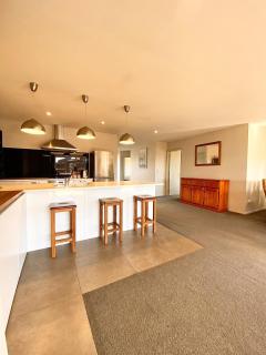 West Meadows Escape, Lake & Slopes Minutes Away - Wanaka - 0