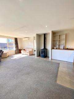 West Meadows Escape, Lake & Slopes Minutes Away - Wanaka - 2