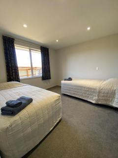 West Meadows Escape, Lake & Slopes Minutes Away - Wanaka - 3