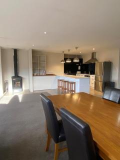 West Meadows Escape, Lake & Slopes Minutes Away - Wanaka - 1